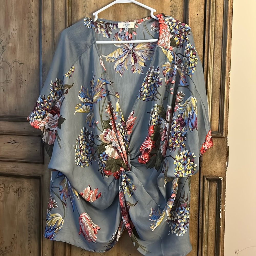 Plus Umgee 2X flowy top
Gray floral